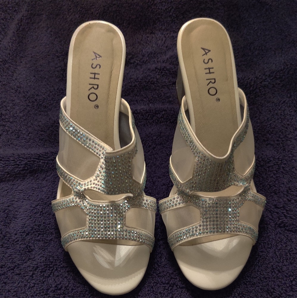 One pair Sandals